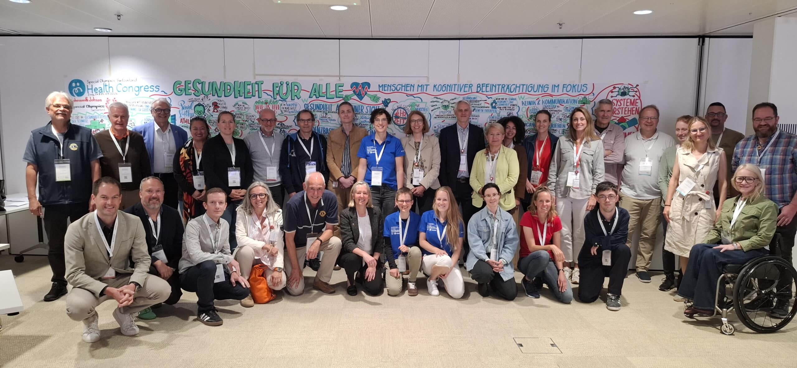 Gruppenfoto beim Health Congress vor Themenwand