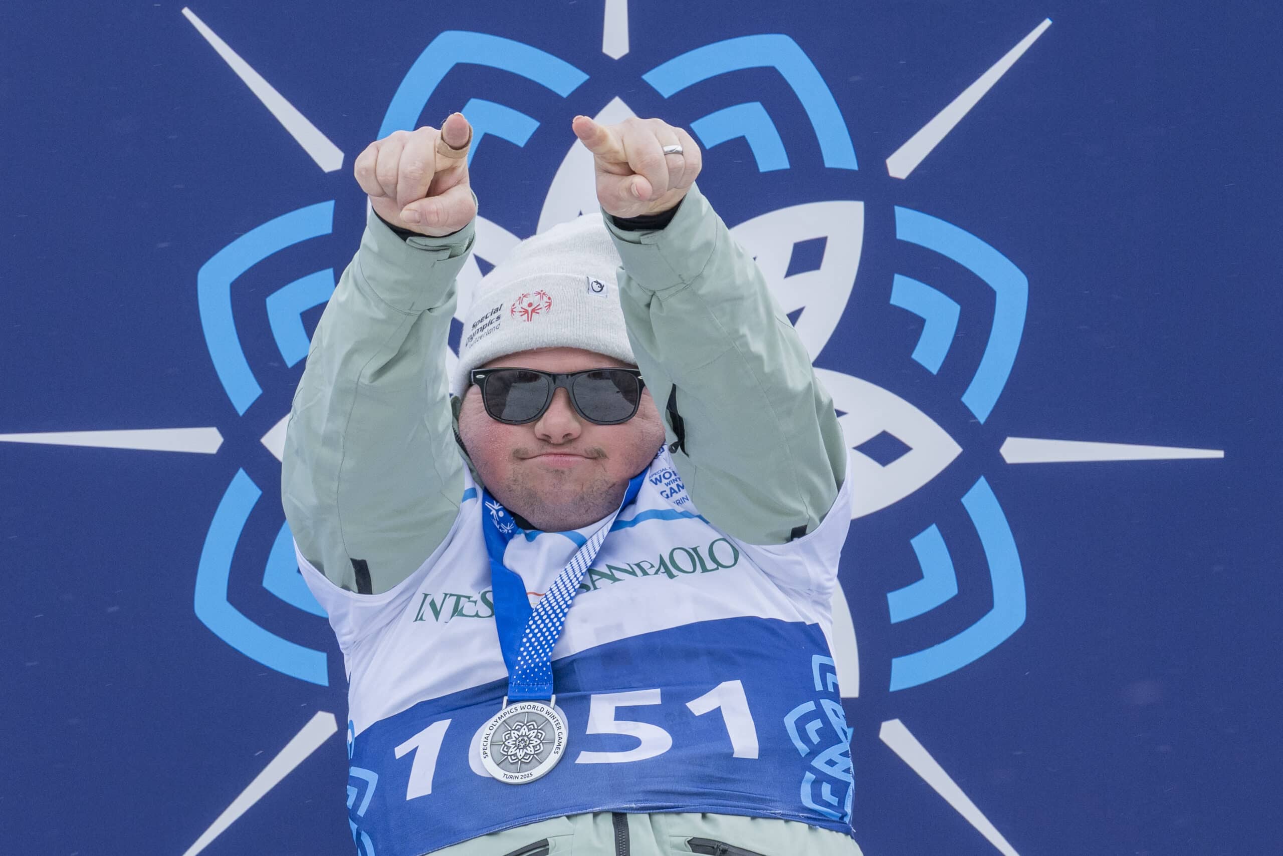Athlète avec médaille d’argent pointant la caméra